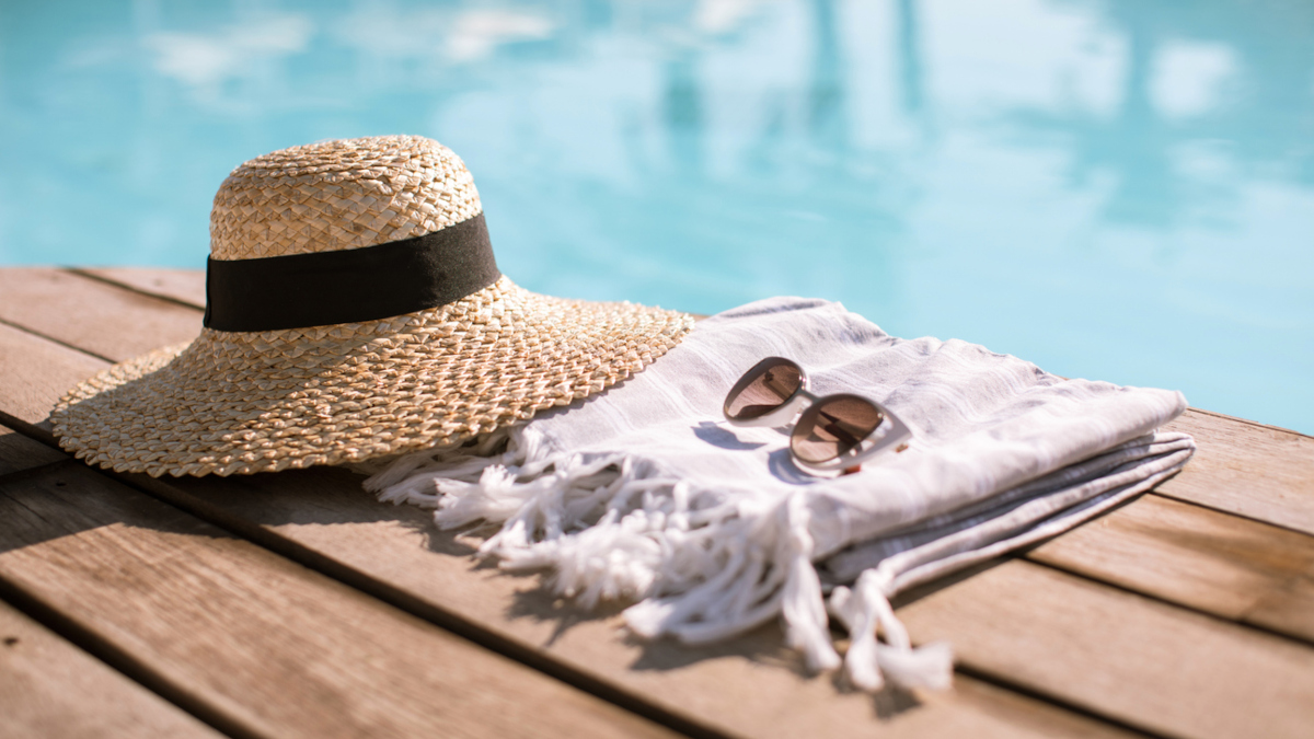 Sommerurlaub Sonnenbrille Handtuch Strohhut