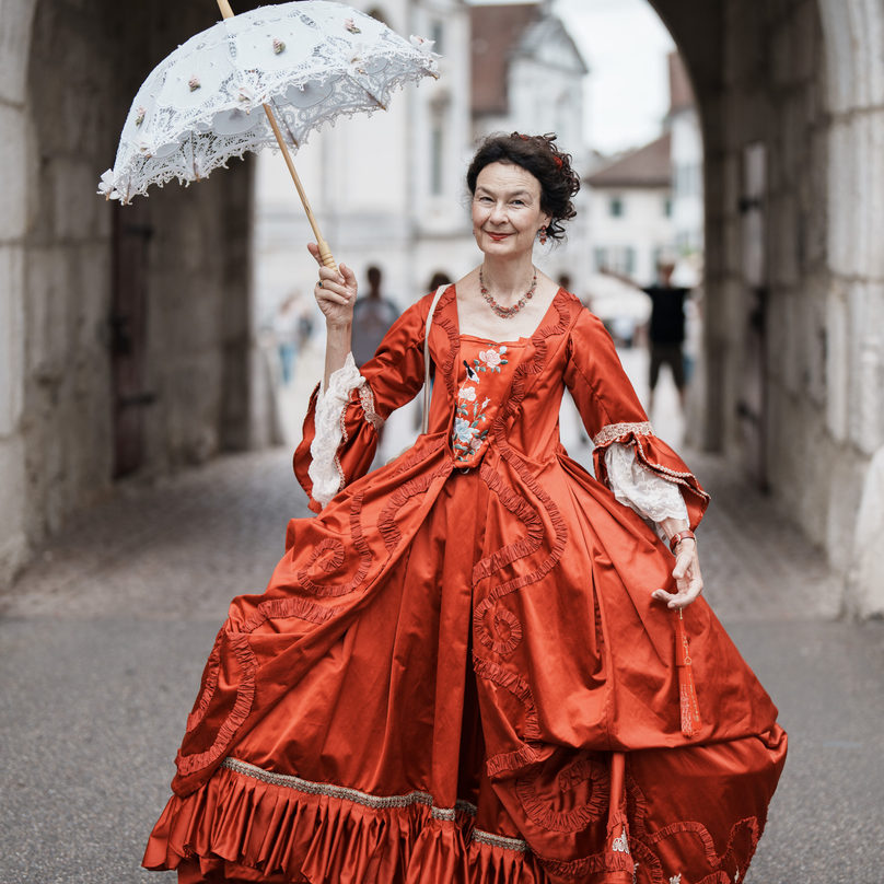 rotes kleid attraktive frau