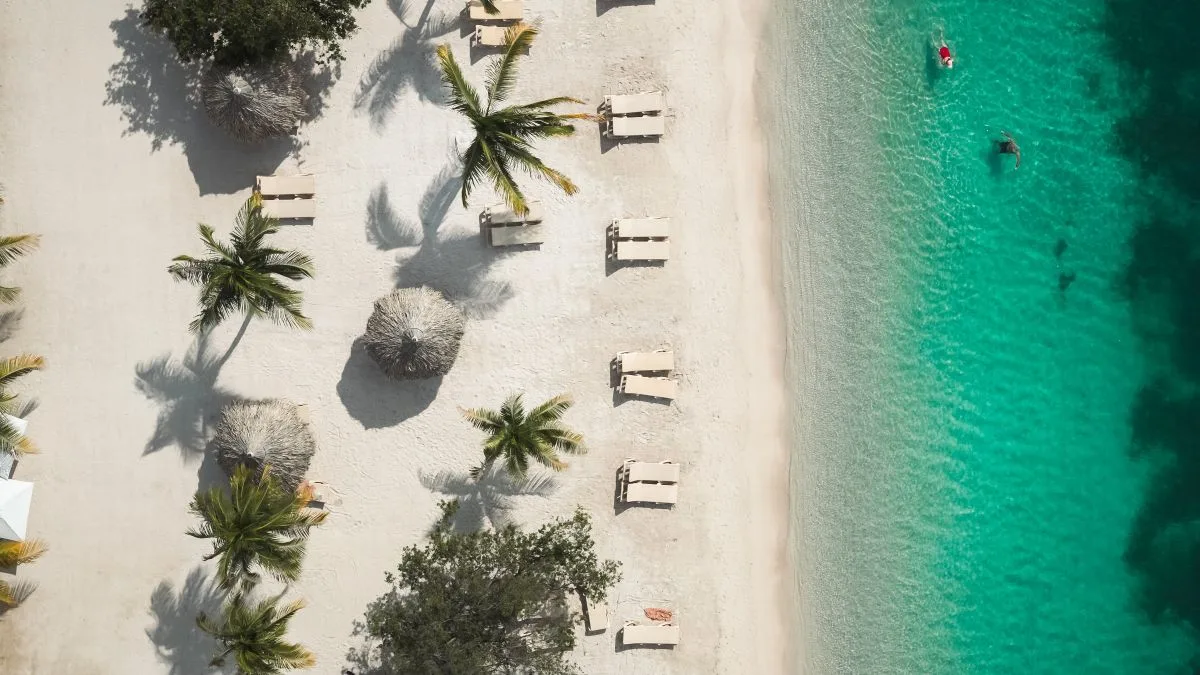 Sandals Companyweek Montag Curacao Strand Birds eye Curaçao begeistert mit klassischem Karibik-Feeling, bietet aber in wirklich jeder Jahreszeit spannende Reisemomente, ob Musikfestival oder Korallenlaichen.