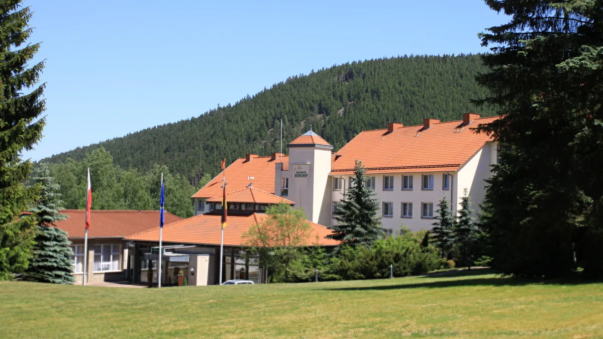 fa65c3ea94a5-AussenansichtAktuell Waldhotel Berghof in Luisenthal