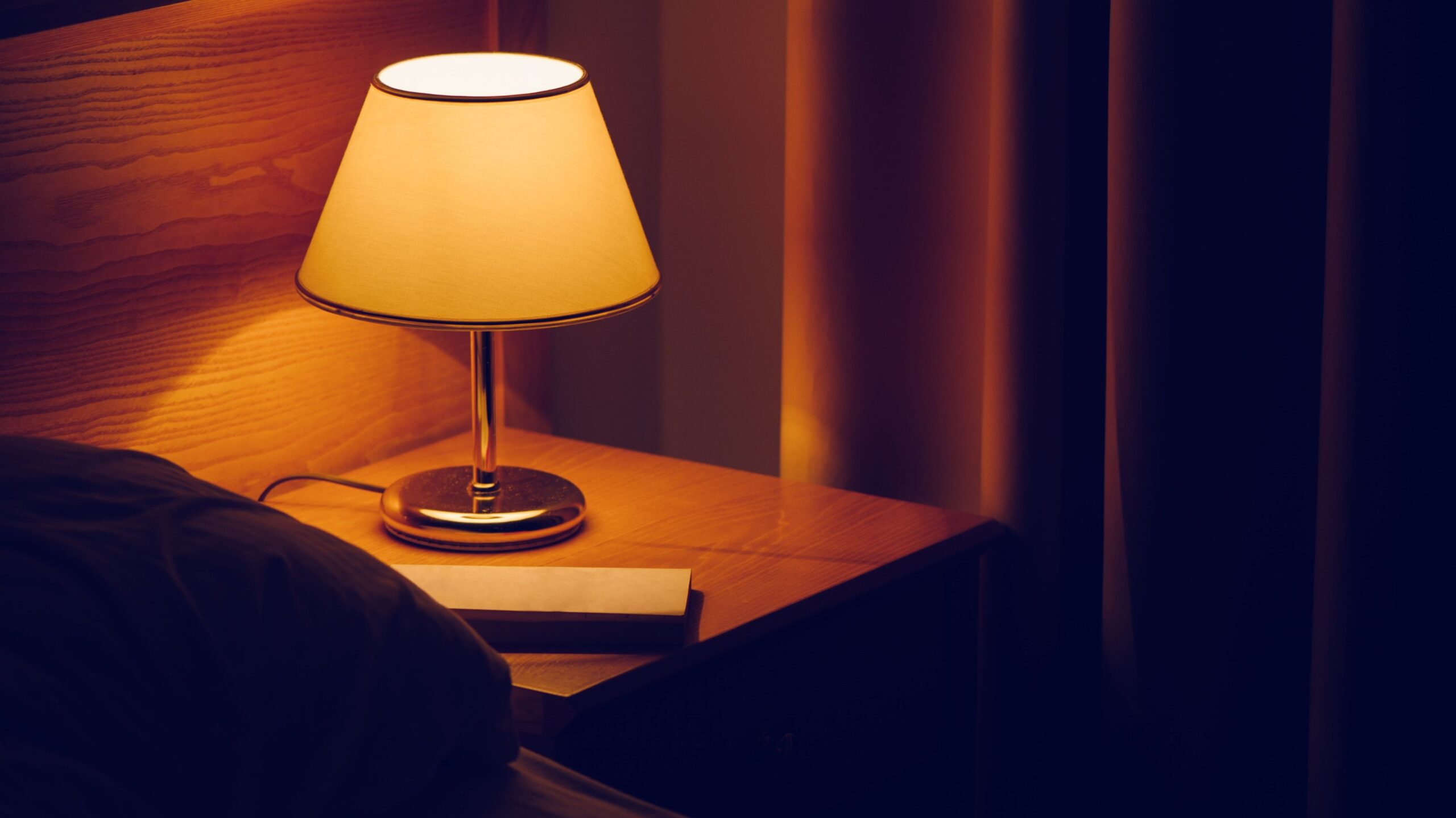 Lampe im Hotelzimmer