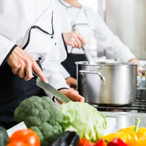 Großküche Küche Kochen Verpfegung Foto iStock kzenon