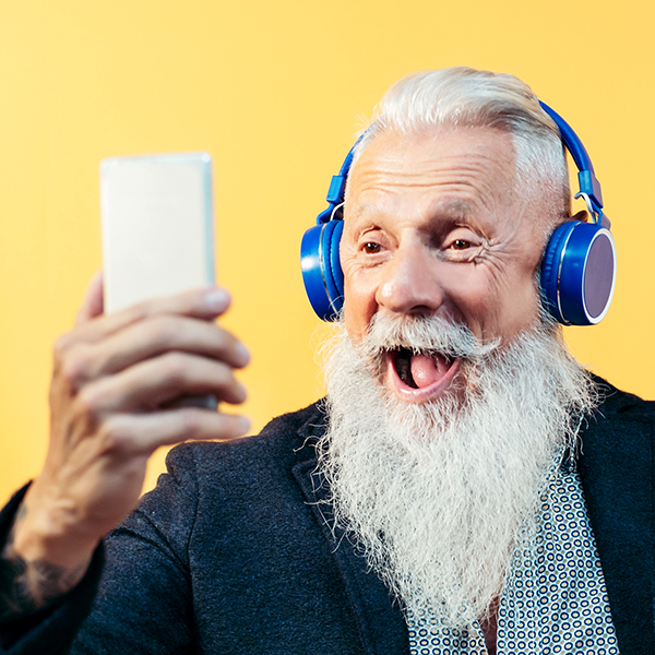 Alter Mann Kopfhörer Smartphone iStock Alessandro Biascioli.jpg