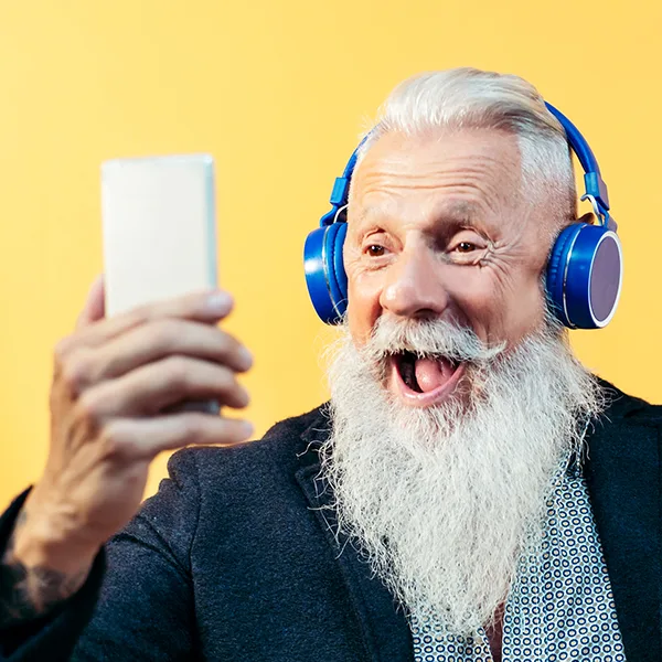 Alter Mann Kopfhörer Smartphone iStock Alessandro Biascioli.jpg