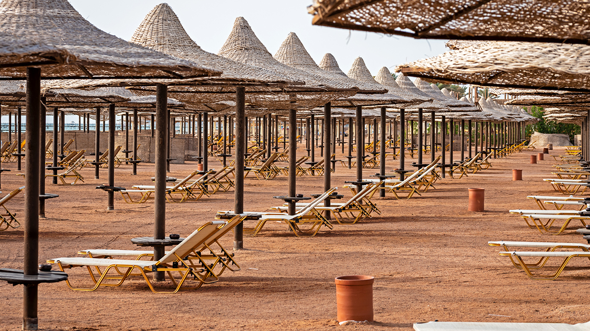 Ägypten Rotes Meer leerer Strand mit Sonnenschirmen und Liegen Foto iStock Martina_L
