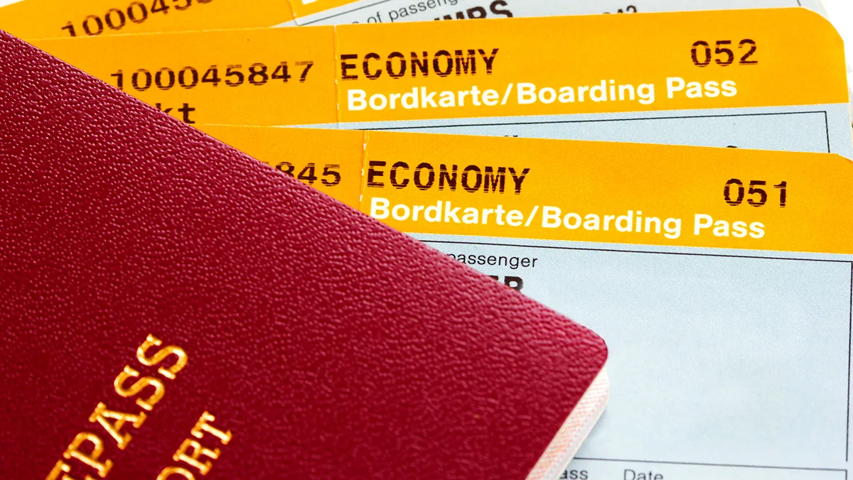 Lufthansa Bordkarten und Pass Foto iStock Yuelan Lufthansa Bordkarten und Pass