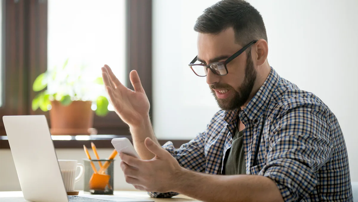 Warteschleife Ärger Symbolbild iStock fizkes -889206802 Warteschleife Ärger