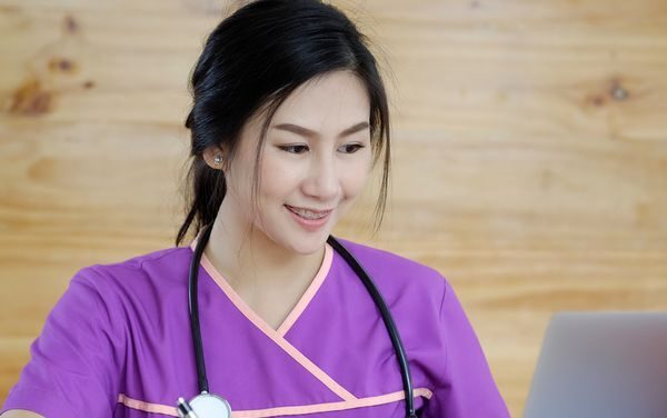 Pflegekraft Ausbildung Auszubildender Foto iStock BongkarnThanyakij