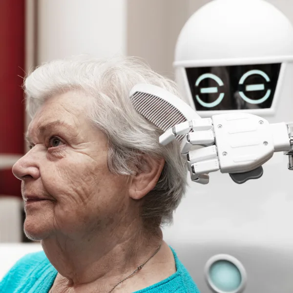 Roboter kämmt alte Frau iStock Miriam Doerr.jpg
