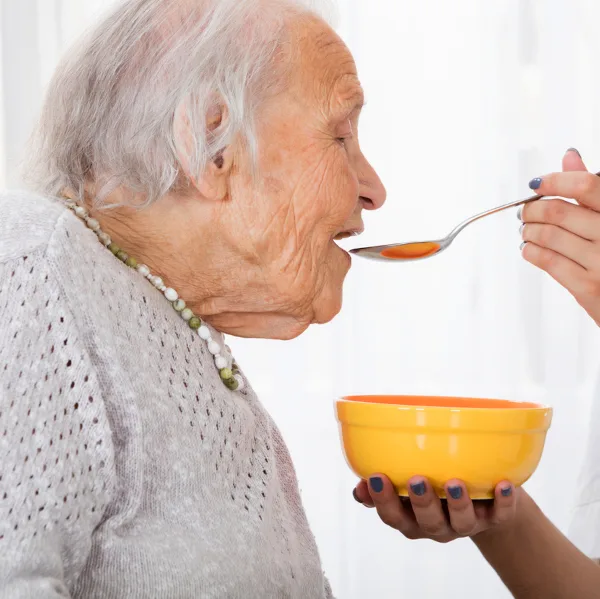Alte Frau Essen reichen iStock AndreyPopov.jpg