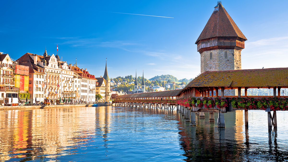 Schweiz Luzern Kapellbrücke Wasserturm iStock xbrchx