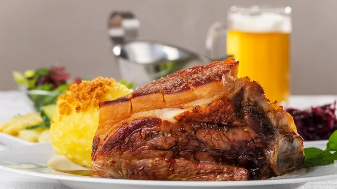 Braten Bier Mahlzeit Foto iStock bernjuer Braten Bier Mahlzeit Foto iStock bernjuer