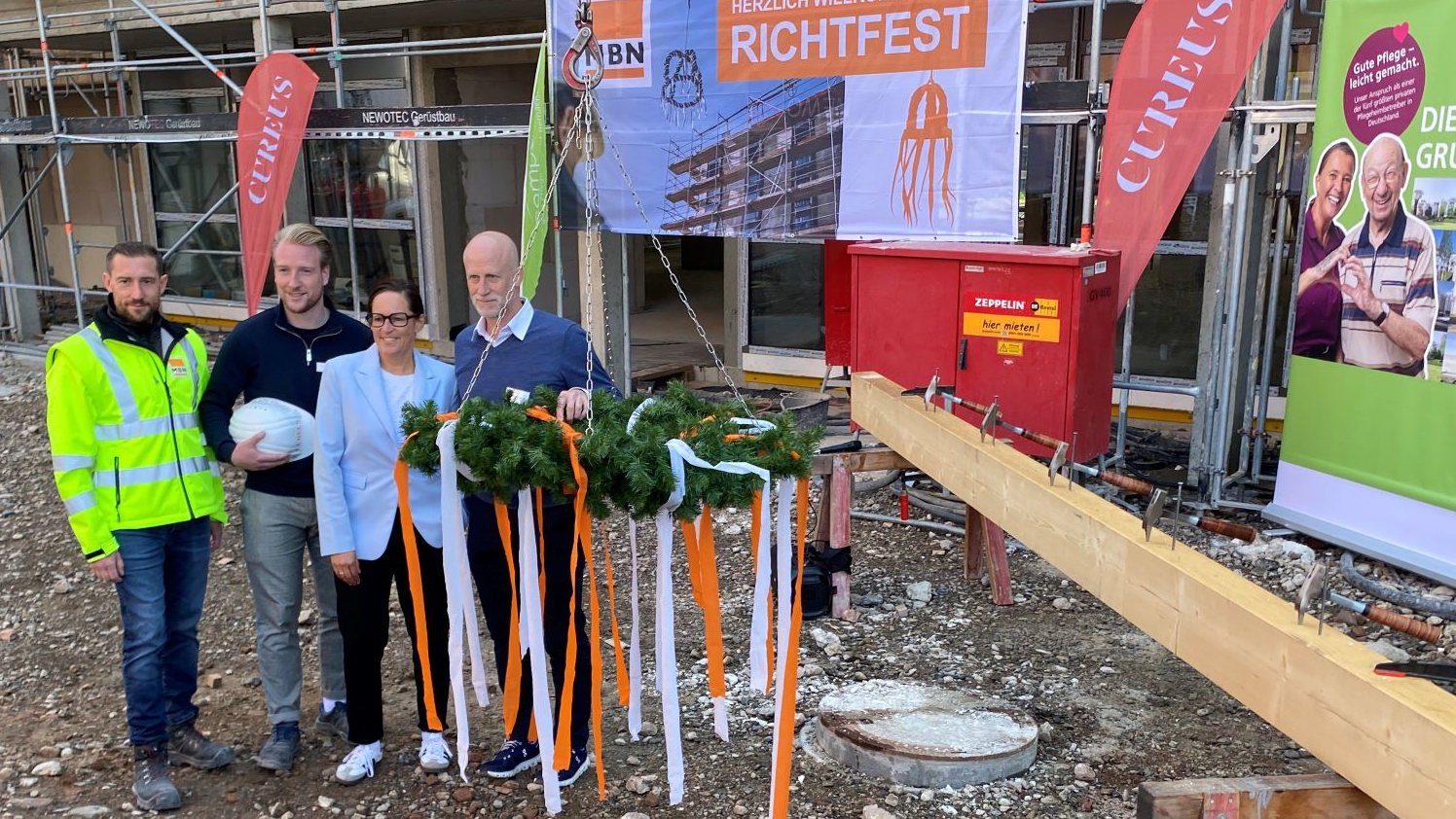 Zum Richtfest kamen auch Compassio-COO Florian Frensch (r.), hier mit Cureus-Projektleiter Roman Fabel Hansen (2.v.l.), der Stadträtin von Kassel Christine Hesse und Oberbauleiter Sergej Moskalzow (l.)