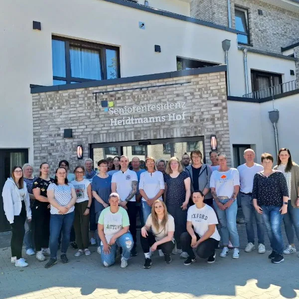 Specht Gruppe Fredenbeck Eröffnung Team Heidtmanns Hof.jpg