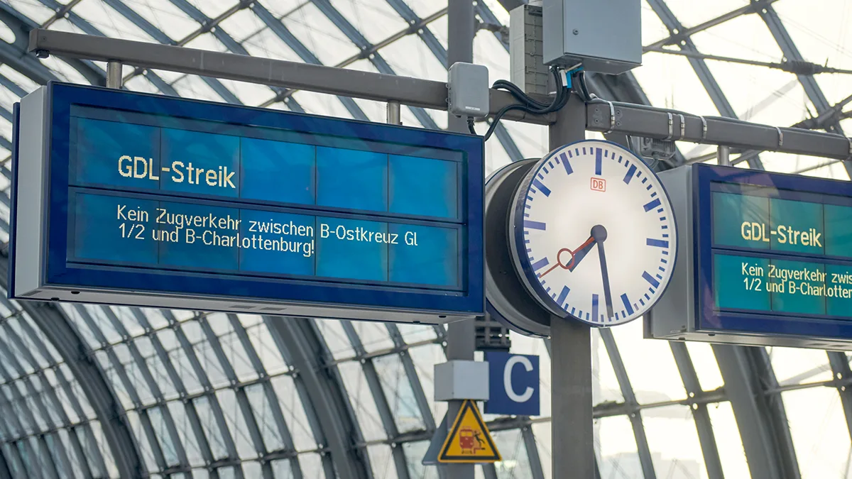 Deutsche Bahn Berlin Hauptbahnhof GDL Streik Anzeige Bahnsteig Foto Deutsche Bahn Deutsche Bahn Berlin Hauptbahnhof GDL Streik Anzeige Bahnsteig Foto Deutsche Bahn.jpg