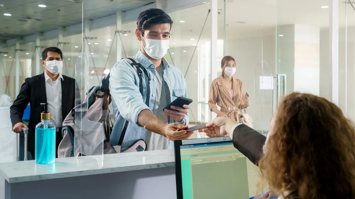 Flughafen Boarding Maske iStock ake1150sb Flughafen Boarding Maske iStock ake1150sb.jpg