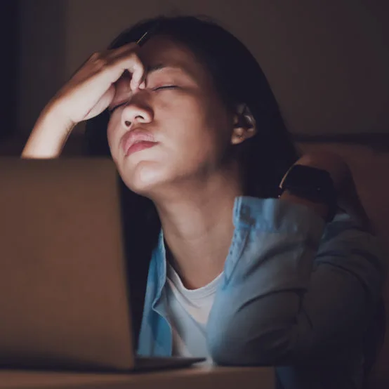 müde Pflegekraft Nacht Asiatin