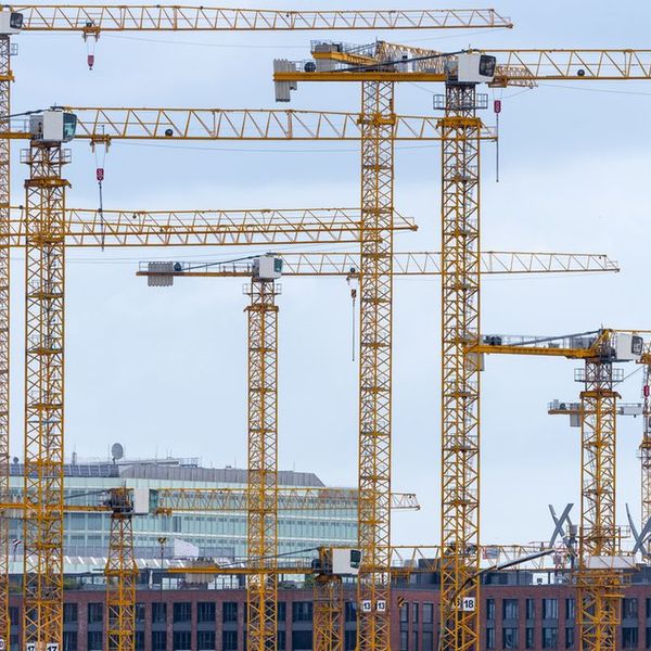 Baustelle Kräne Hotelbau Quadrat Foto iStock ralfgosch