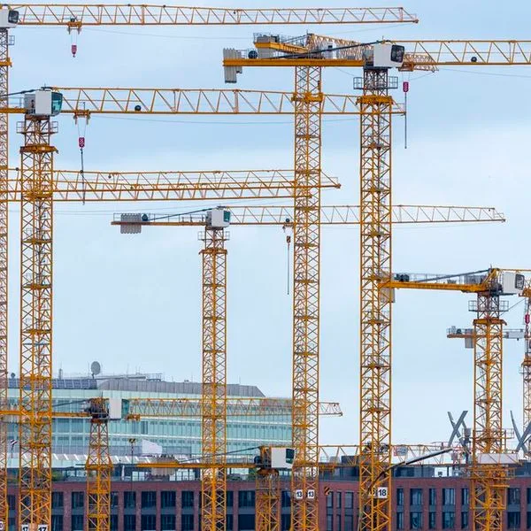Baustelle Kräne Hotelbau Quadrat Foto iStock ralfgosch