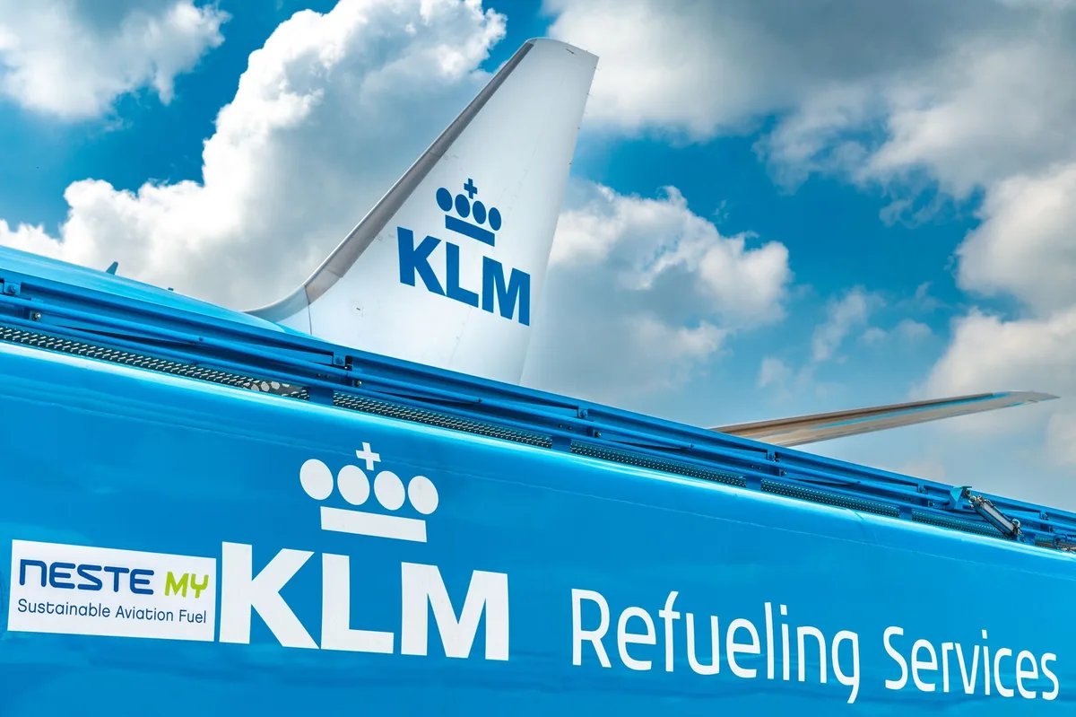Refueling Service mit SAF in Amsterdam Schiphol KLM Flug Kerosin Bis zum Jahr 2030 will KLM eine SAF-Beimischquote von mindestens 10 Prozent erreicht haben