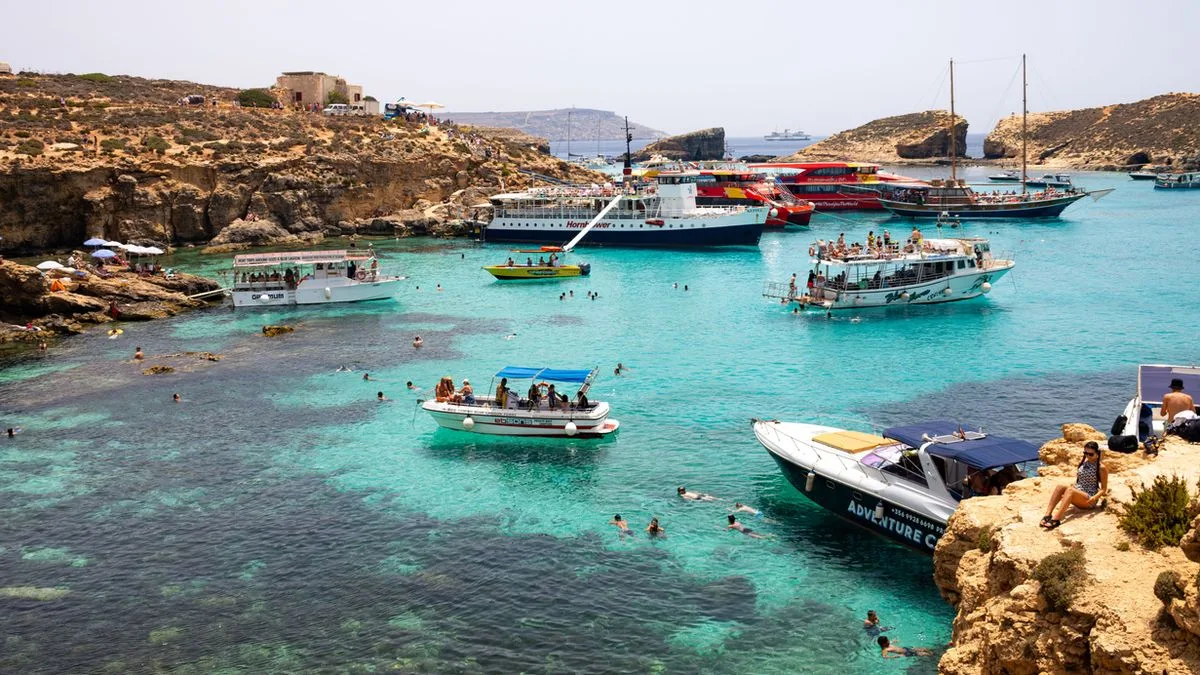 6090167a74a1-Malta-Comino-Blaue-Lagune-Overtourism-Foto-iStock-Wirestock Malta Comino Blaue Lagune Overtourism Foto iStock Wirestock