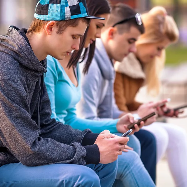 Junge Leute Azubis Smartphone iStock bokan76.jpg