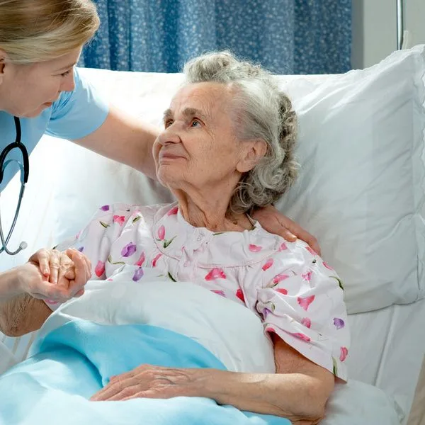 Pflegeheim Bett Foto iStock AlexRaths