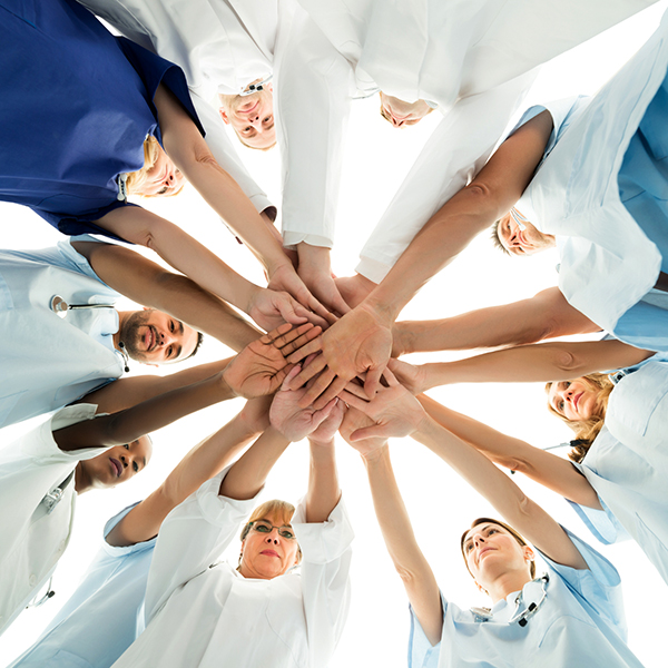 Pflege Team Hände von unten iStock AndreyPopov.jpg