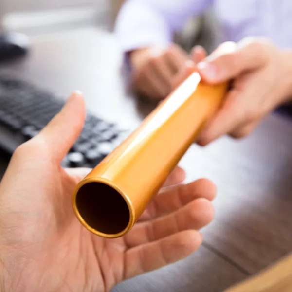 Nachfolger Staffelübergabe iStock AndreyPopov.jpg
