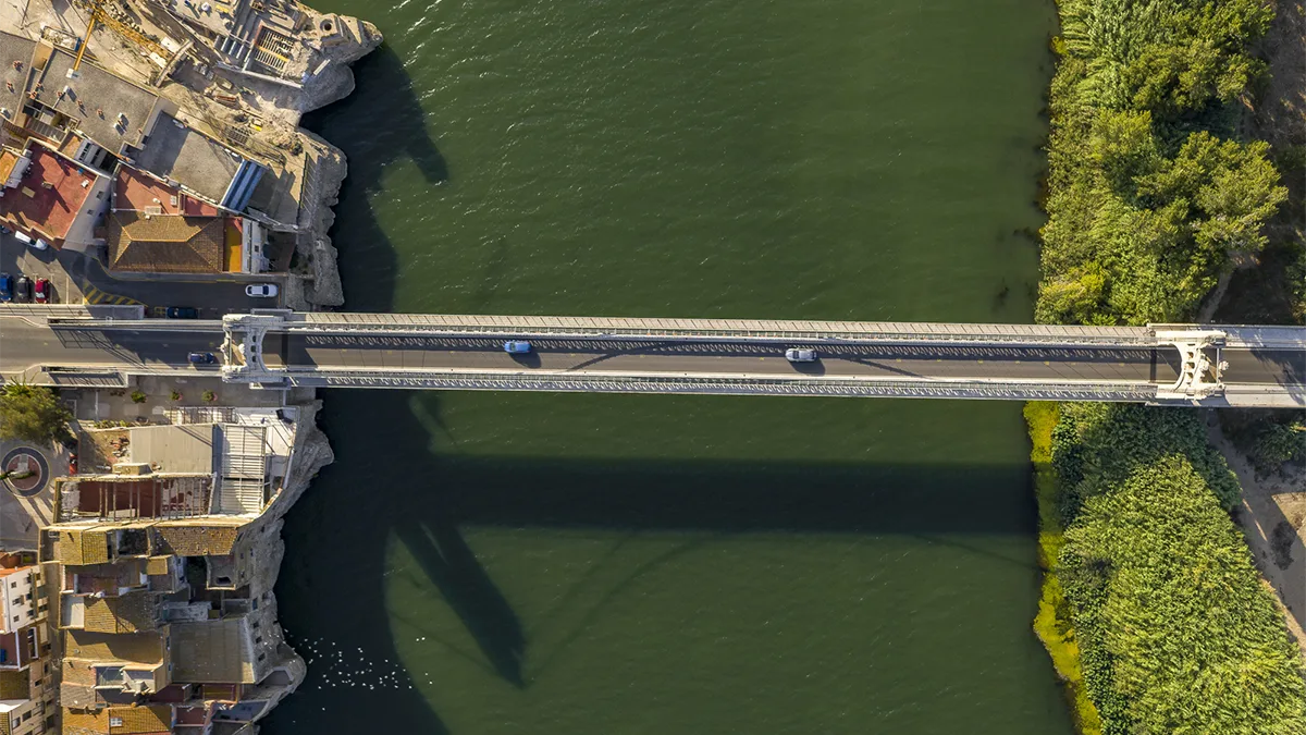 Spanien Katalonien Vista aèria del pont d’Amposta, al costat del riu Ebre. © SOM Turisme Pont d'Amposta