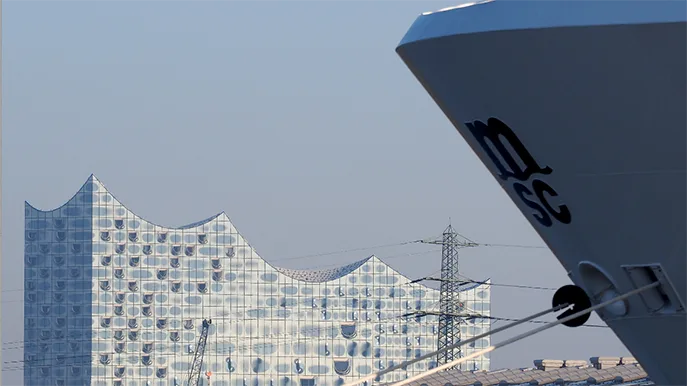 Deutschland Hamburg Elbphilharmonie Kreuzfahrtschiff Cruise Gate Hamburg Hamburg Elbphilharmonie