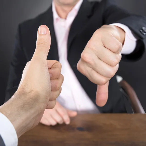 Verhandlungen Daumen hoch runter iStock AndreyPopov.jpg