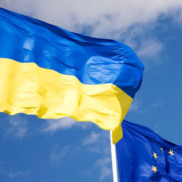 Ukraine Europa Flaggen Quadrat Foto iStock ValtimorN