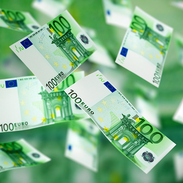 Geld Hunderter Euro Scheine iStock peterschreiber media.jpg