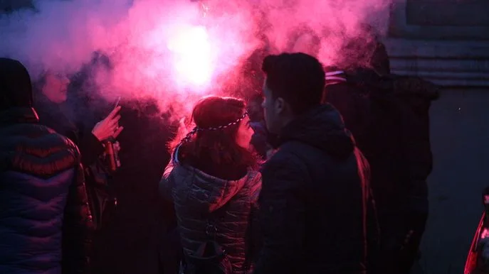 Bengalo Feuerwerk Fans Foto iStock Emre Kazan Bengalo Feuerwerk Fans Foto iStock Emre Kazan