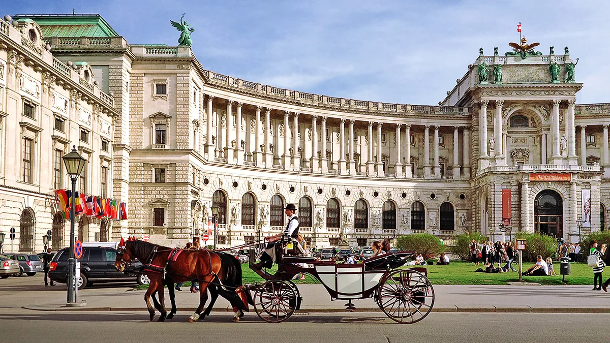 Österreich Wien Hofburg mit Fiaker Foto iStock Orsorr Österreich Wien Hofburg mit Fiaker Foto iStock Orsorr.jpg