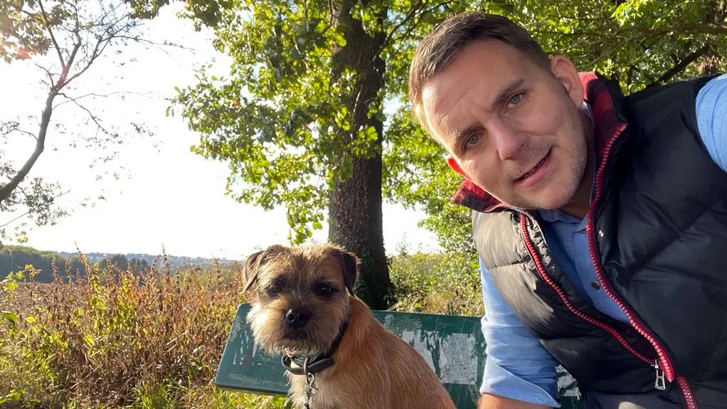 Christian Potthoff beim Spaziergang mit seinem Hund Jupp