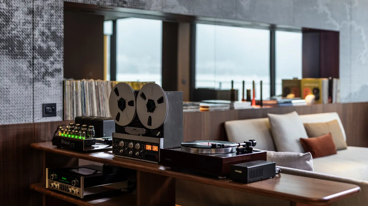 9122493d90b9-Darsena-Listening-Suite_-White-Box-19 Darsena Listening Suite Il Sereno Lago di Como