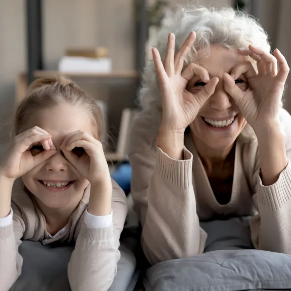 Jung und Alt Mädchen und alte Frau iStock fizkes.jpg