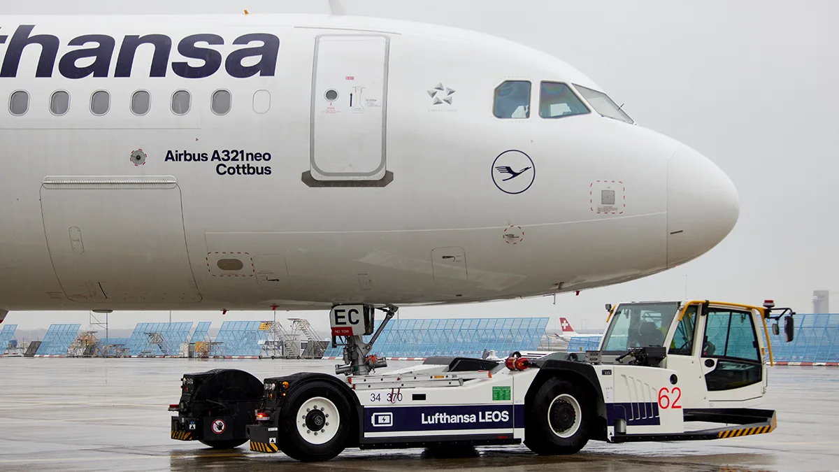 4d93a0eb01f7-Lufthansa-A321-neo-mit-Schlepper-Lufthansa-Oliver-Roesler Lufthansa A321 neo mit Schlepper Lufthansa Oliver Roesler.jpg