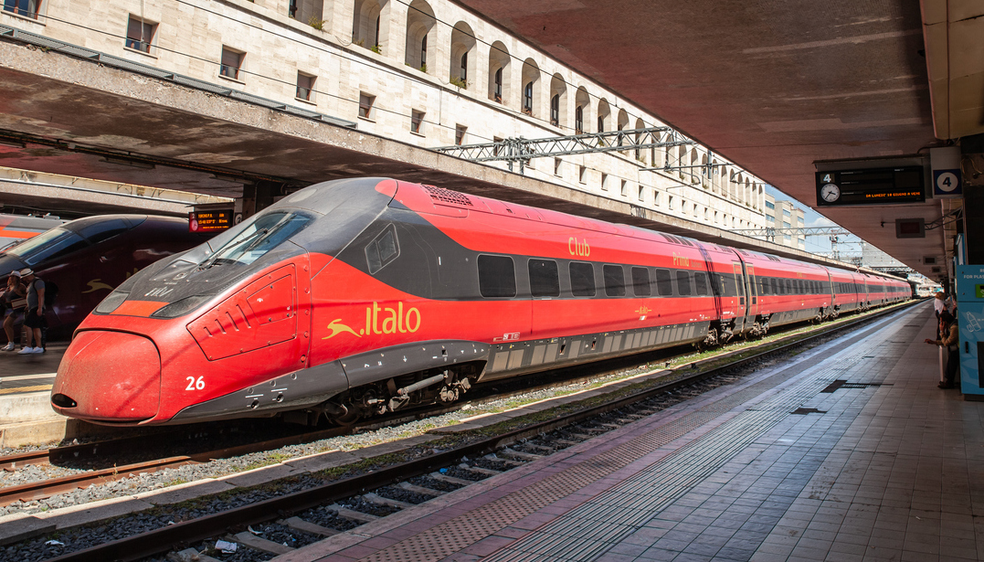 Der Hochgeschwindigkeitszug Italo wartet am Bahnhof Roma Termini. Italo ist ein privates Zugunternehmen in Italien, Hochgeschwindigkeitszug.