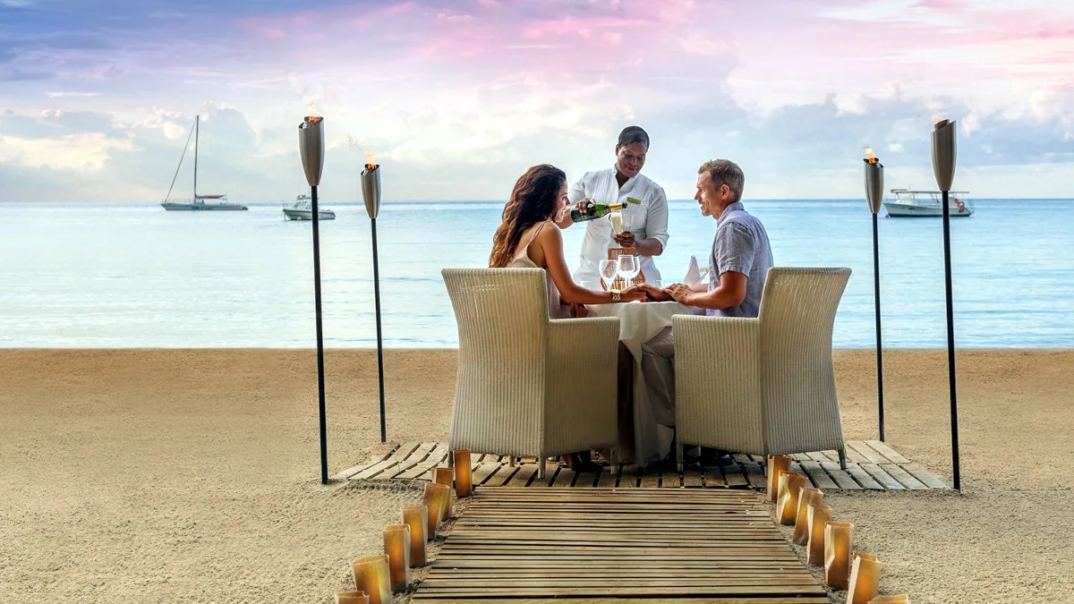 d8b1c9b2b662-Jamaika-Couples-Resorts-Paar-am-Strand Jamaika Couples Resorts Paar am Strand.jpg