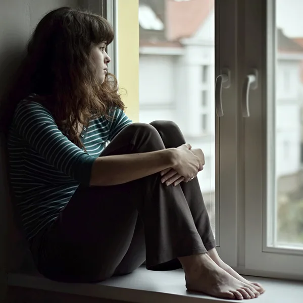 Quarantäne Frau am Fenster Foto iStock Tunatura.jpg