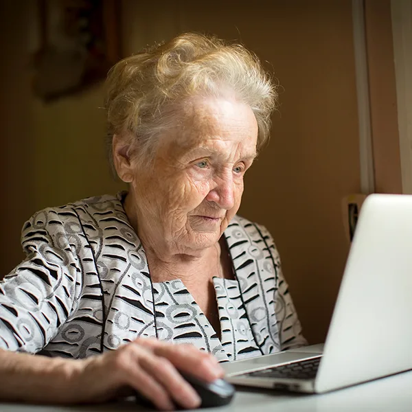 Laptop Internet Oma alte Frau iStock DimaBerkut Laptop Internet Oma alte Frau iStock DimaBerkut.jpg