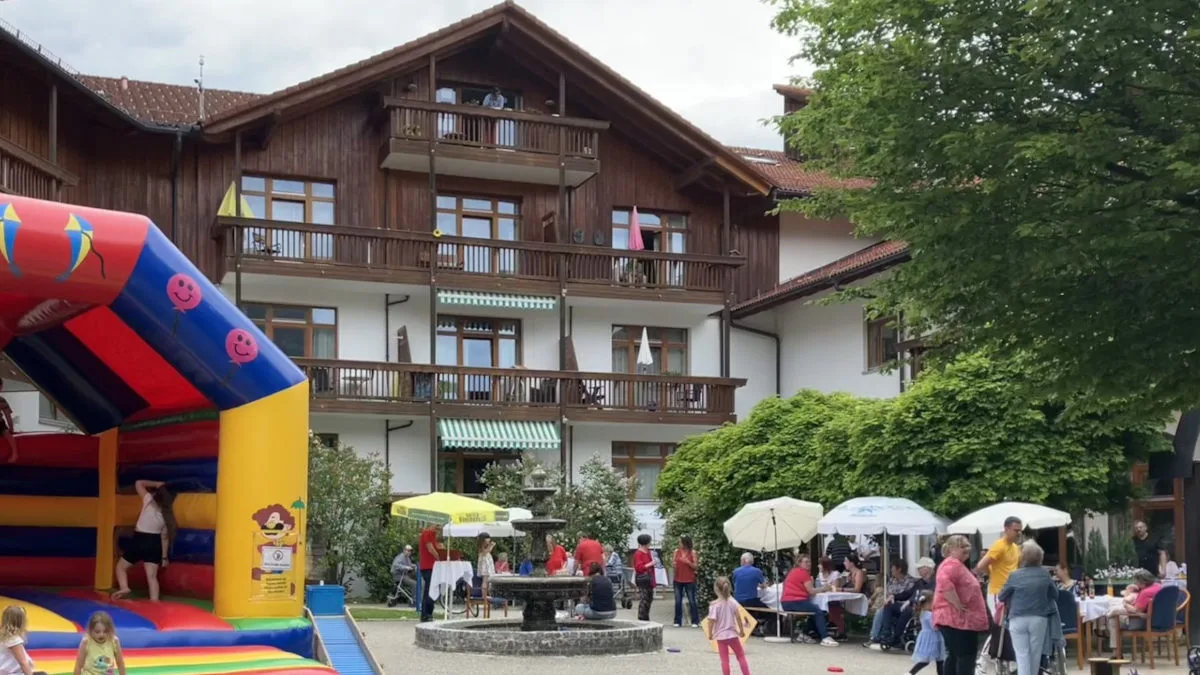Bayerisch Gmein Coreh Der Standort Bayrisch Gmein, hier am Tag der offenen Tür 2024, liegt gut 80 Kiliometer südlich von Erharting, wo Coreh im Juni sein erstes Pflegeheim übernommen hat
