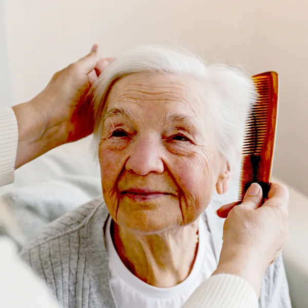 736410cfa20d-Alte-Frau-Kaemmen-Koerperpflege-Pflegende-Angehoerige-iStock-Evrymmnt Alte Frau Kämmen Körperpflege Pflegende Angehörige iStock Evrymmnt.jpg