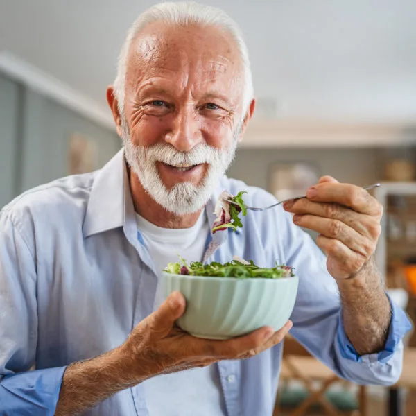 6aab8ec57d66-iStock-2162708390 Senior fit gesund attraktiv Privatversicherung gesunde Ernährung Salat