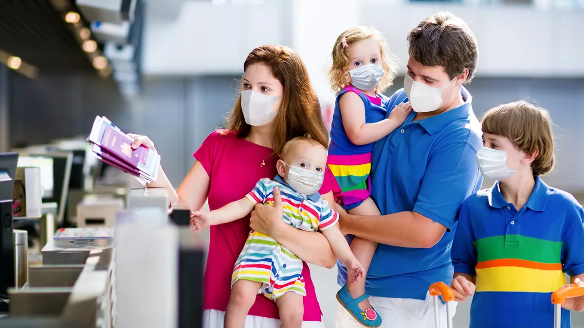 Familien Flughafen Maske Corona Foto iStock FamVeld Familie Flughafen Maske Corona Foto iStock FamVeld.jpg
