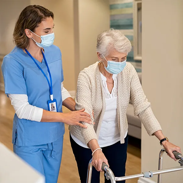 Pflegeheim Pflegerin alte Frau Foto iStock Ridofranz.jpg