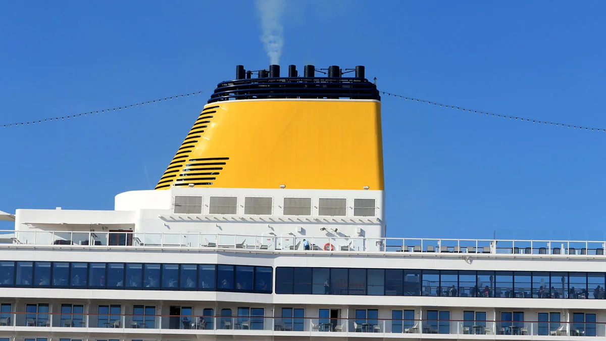 fd7a148f883e-Kreuzfahrtschiff-Schornstein-Spirit-of-Adventure-Saga-Kreuzfahrten-iStock-studioportosabbia-1397117300 Kreuzfahrtschiff Schornstein